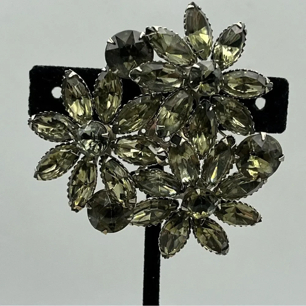Large unisex glass silver tone prong set 3D grey floral 3 set Brooch - Picture 2 of 8